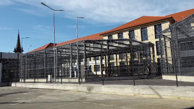 Cum arată prima închisoare din România, inspirată după cele din Norvegia. Are o sală de spectacole și biblioteci