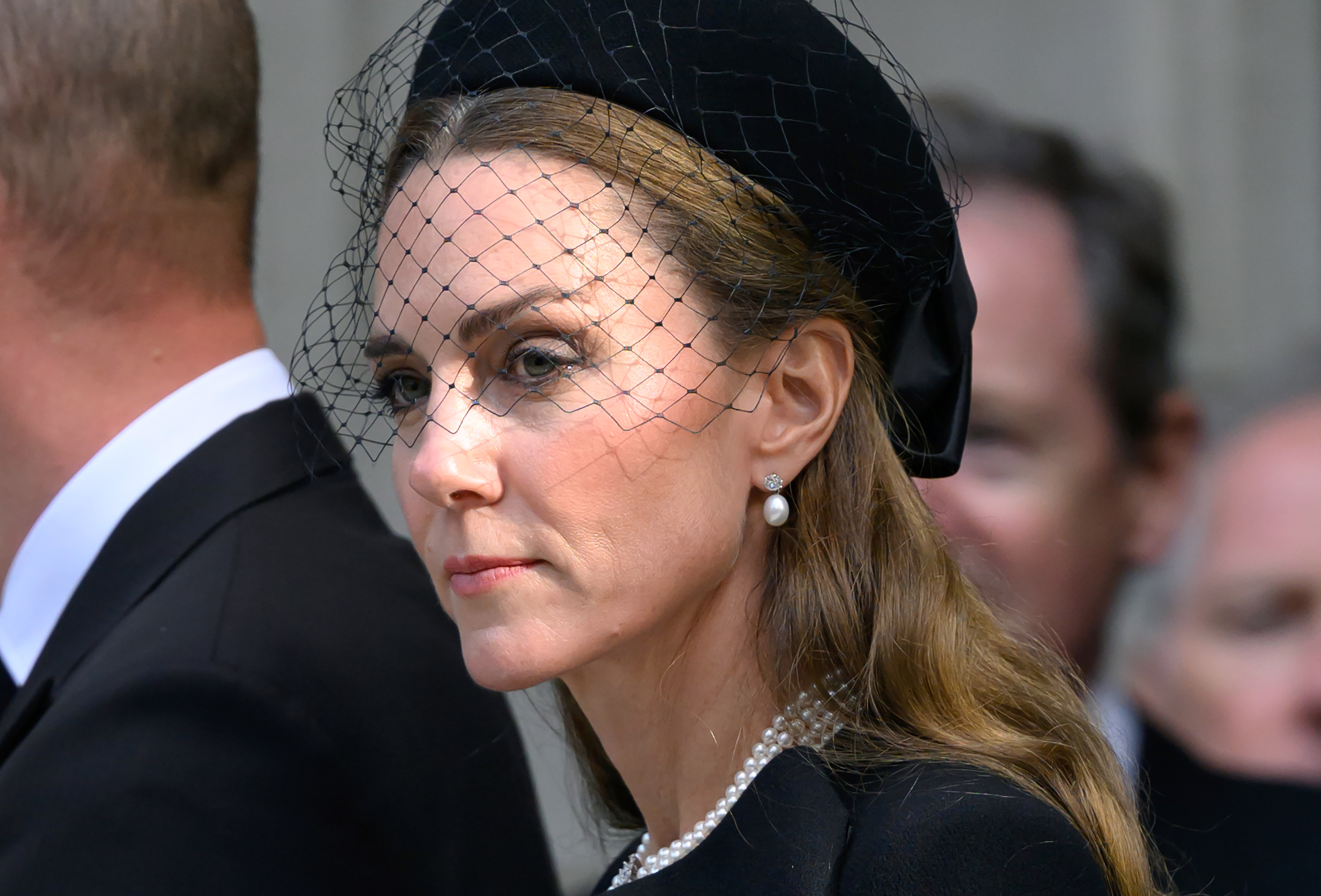 Prințesa Kate, apariție elegantă alături de Prințul George la ceremonia dedicată Zilei Comemorării. GALERIE FOTO