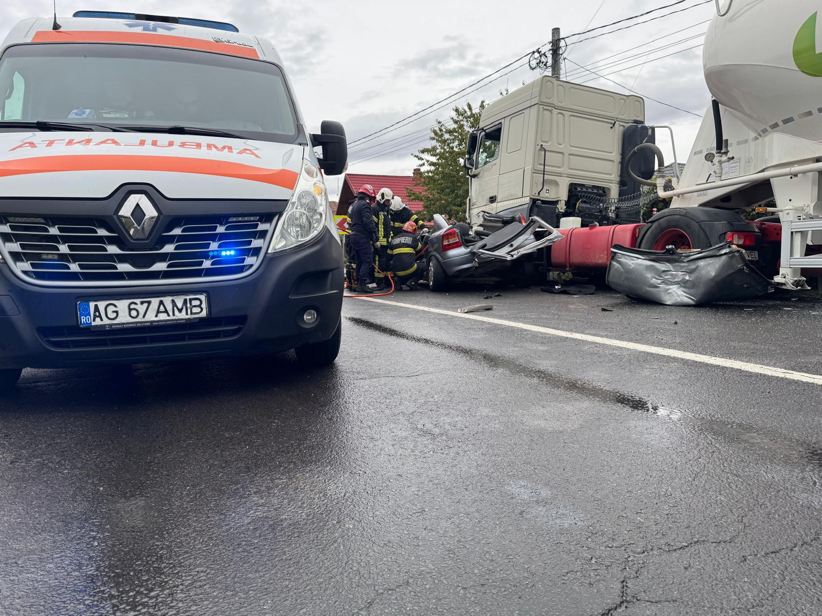 Tatăl, mama și fiica au murit pe DN7, în Argeș, după mașina lor s-a izbit violent de o autocisternă