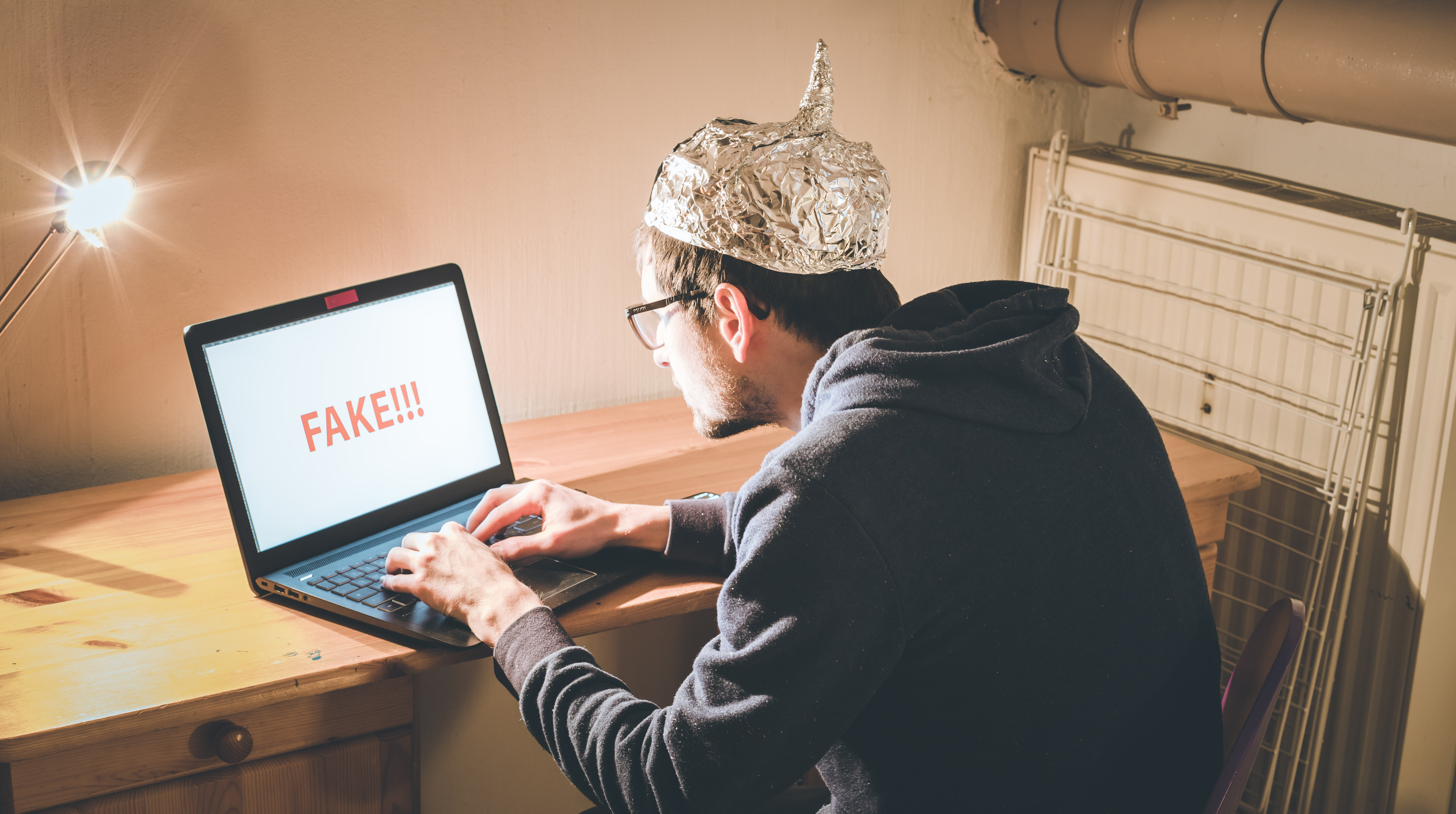 „Când oamenii se adună în grupuri, apar comportamente bizare”. Rețelele sociale și limitarea cognitivă a individului