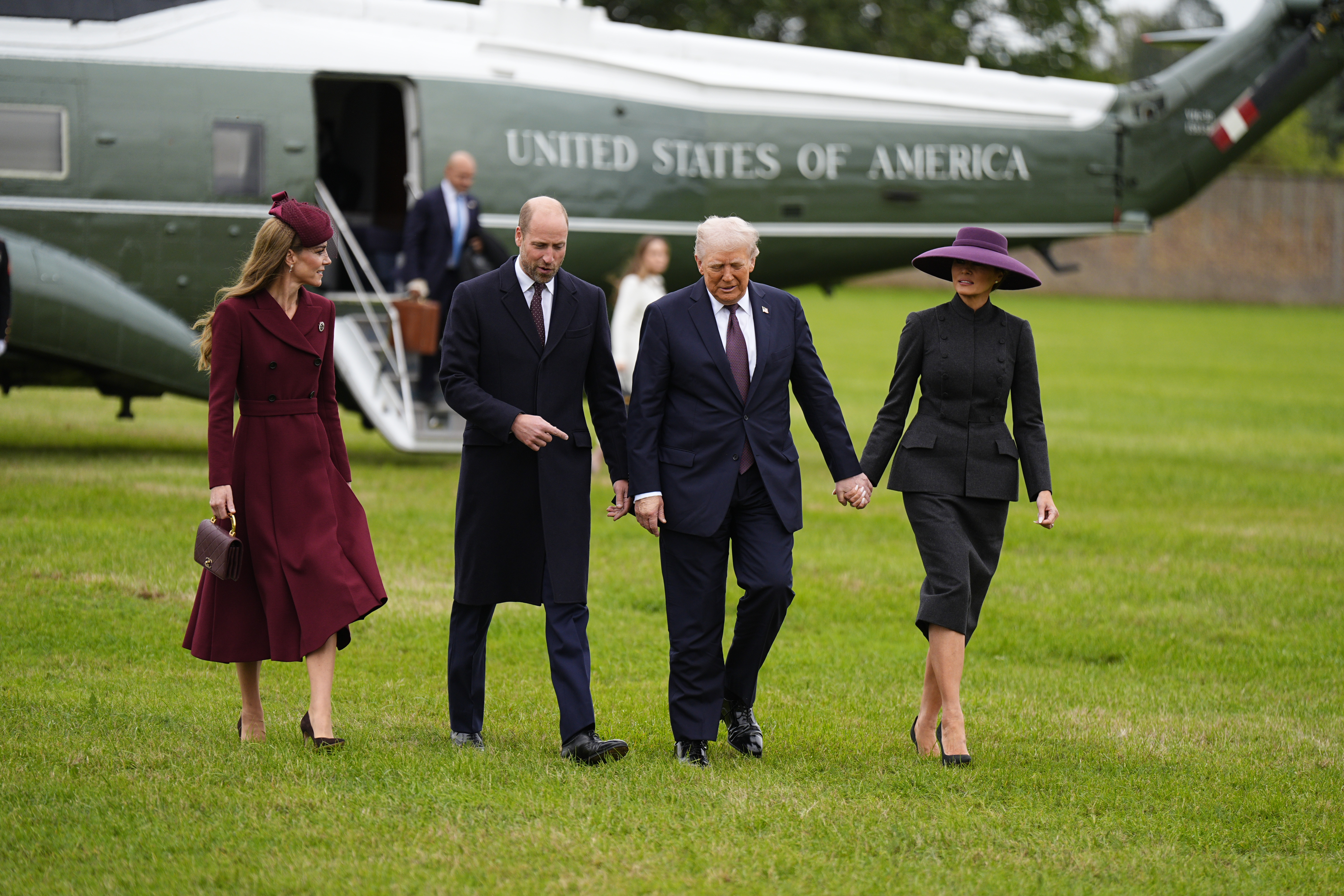 Ce cadouri și-au făcut soţii Trump şi cuplul regal britanic cu prilejul vizitei la castelul Windsor. GALERIE FOTO