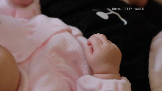 Un bebeluș a murit după ce părinții nu l-au ținut în scaunul de copii, în mașină. Mama și iubitul ei au fost condamnați