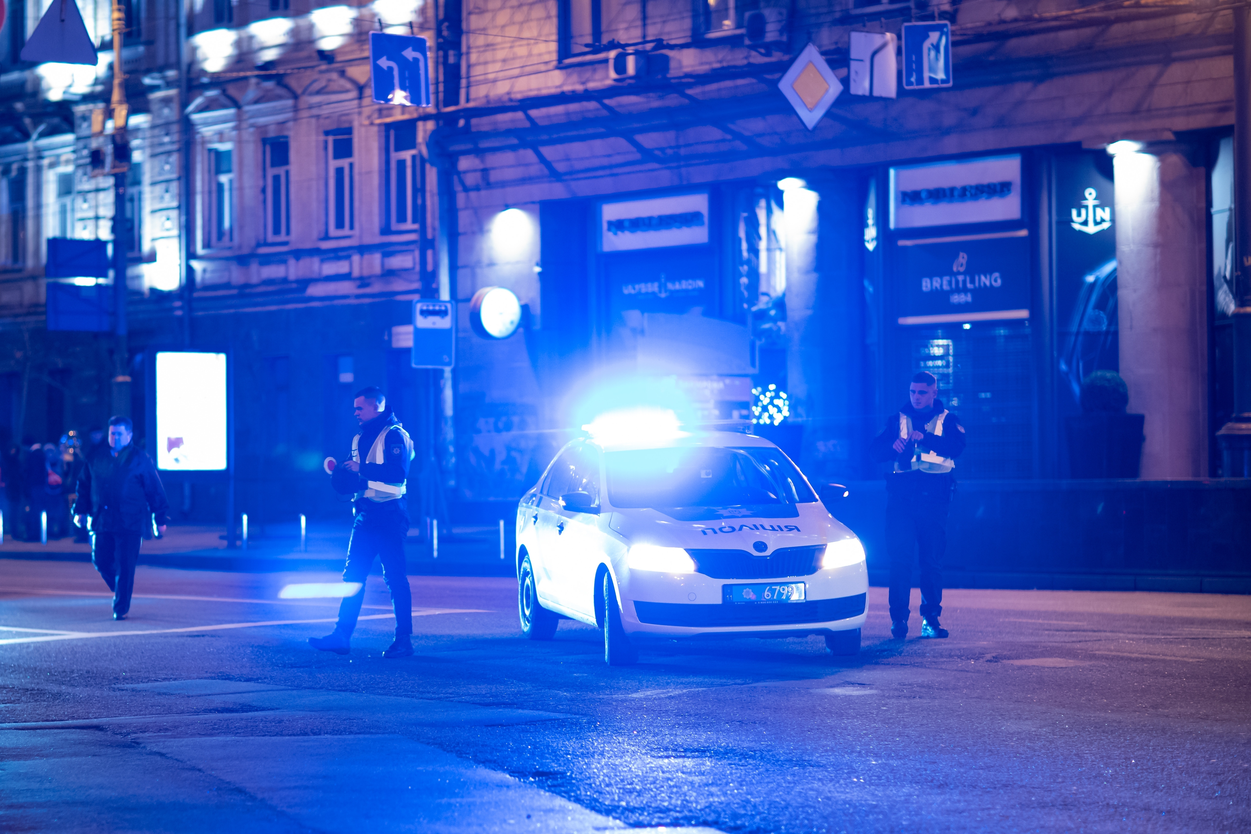 Un adolescent a înjunghiat un elev şi un profesor într-un liceu din Kiev. Parchetul ia în calcul implicarea Rusiei