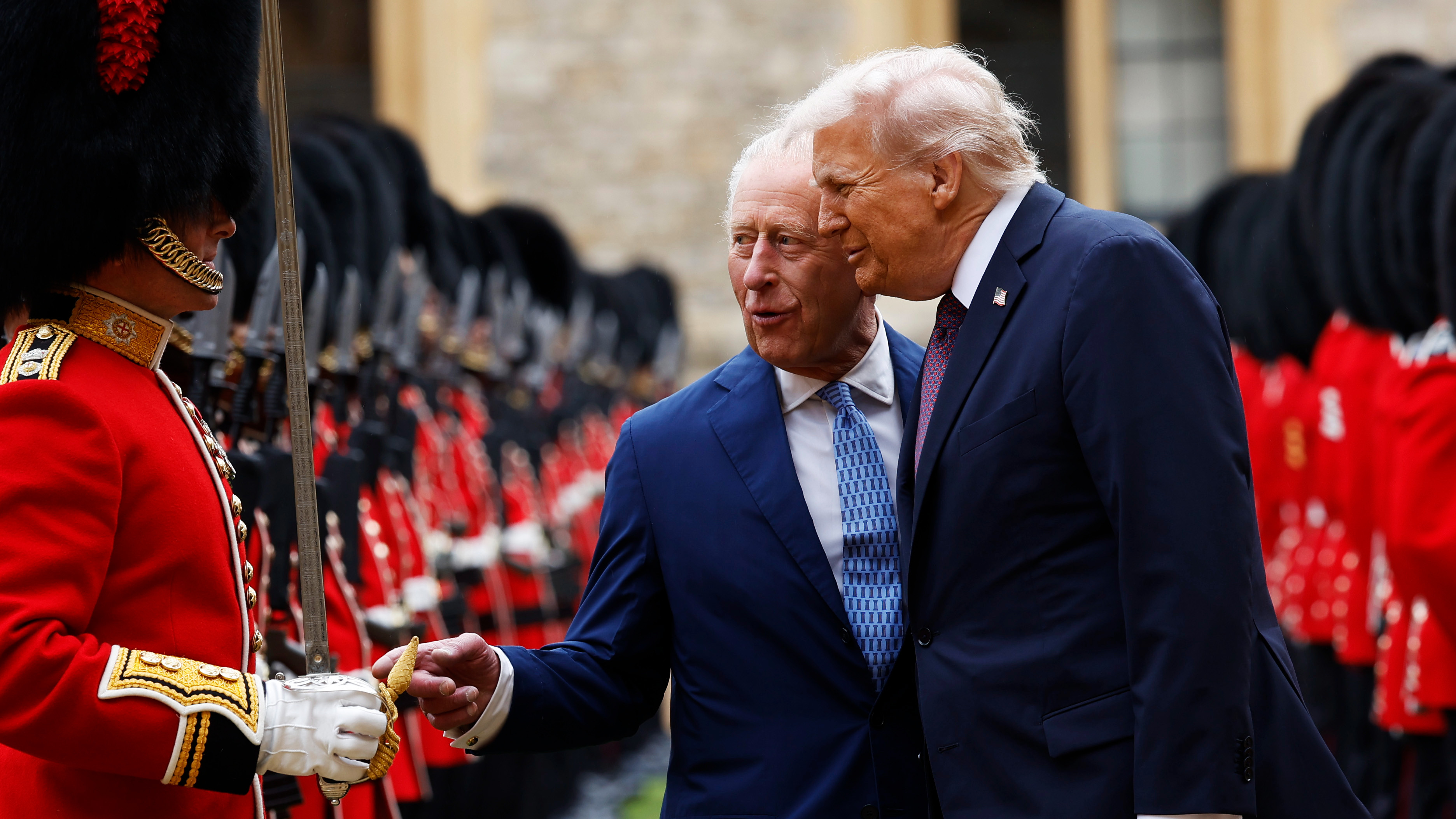 Donald Trump, tratat ca un rege la Londra. A fost plimbat cu o caleașcă aurită și cazat la Windsor. Miza vizitei în UK