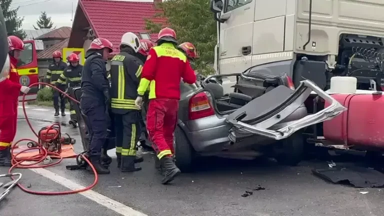 Trei persoane au murit într-un accident rutier, pe DN7, la ieșirea din Bascov, între o mașină și o autocisternă