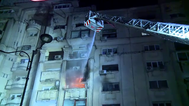 Două incendii au avut loc, în doar câteva ore, într-un bloc din București. Proprietara apartamentului a ajuns la spital
