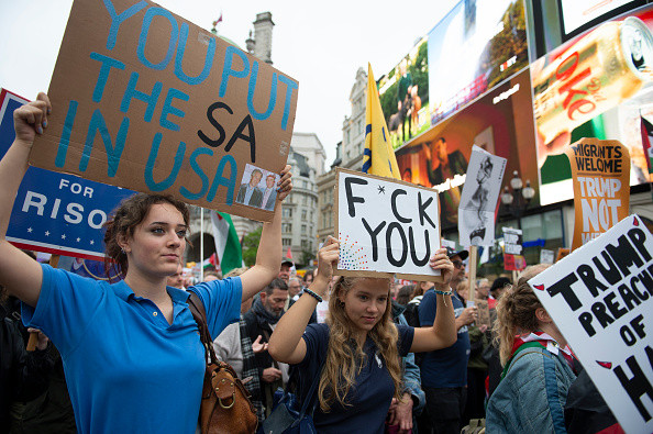 Mii de oameni au protestat la Londra față de vizita de stat a lui Donald Trump: „Migranții sunt bineveniți, el nu”. FOTO
