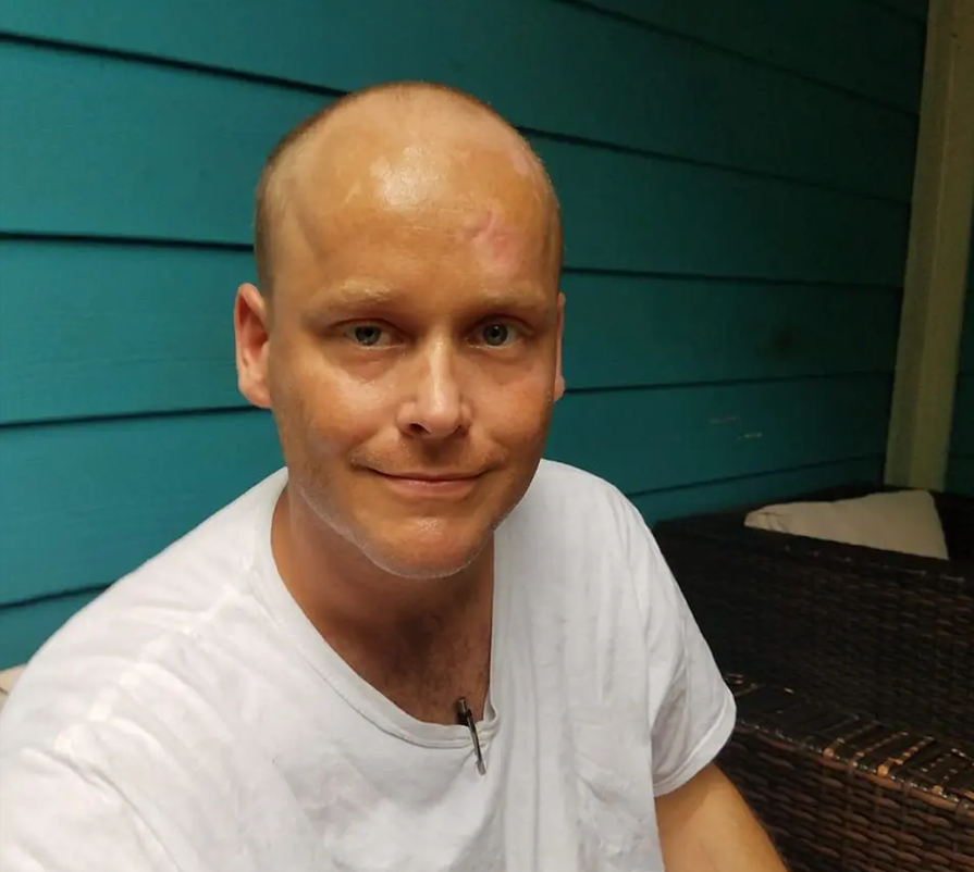 Un bărbat a murit în parcarea unui restaurant din SUA. Angajații l-au pus afară, crezând că este un om al străzii adormit