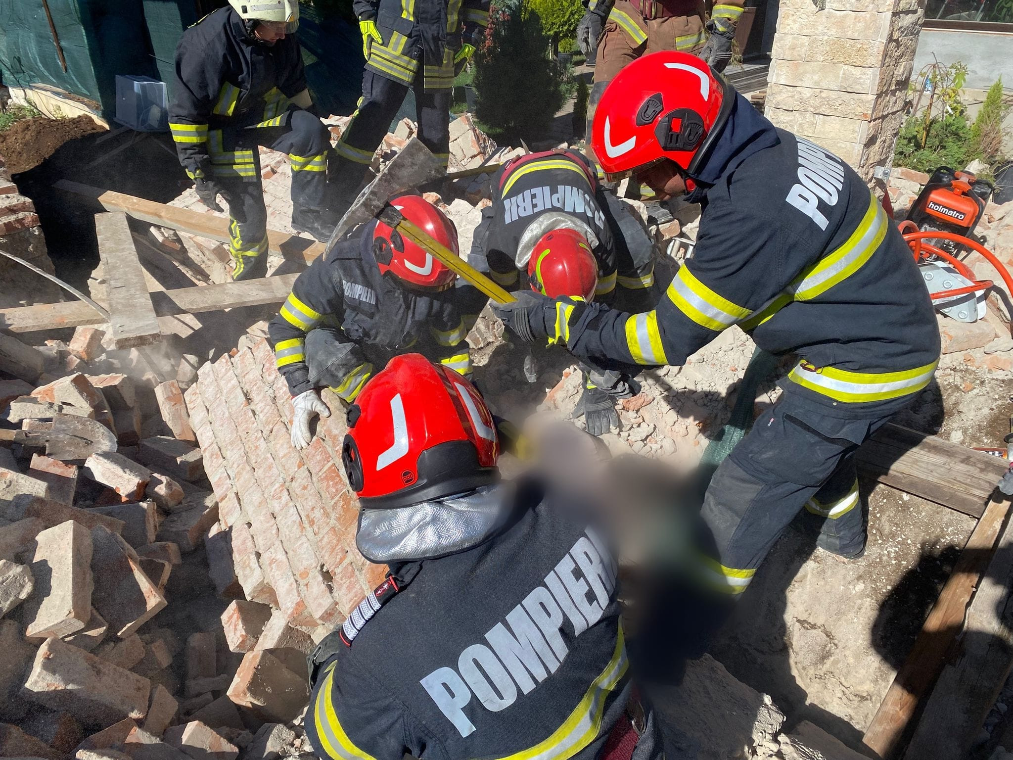 Peretele unei case din Câmpina a căzut peste doi bărbaţi. Unul a murit