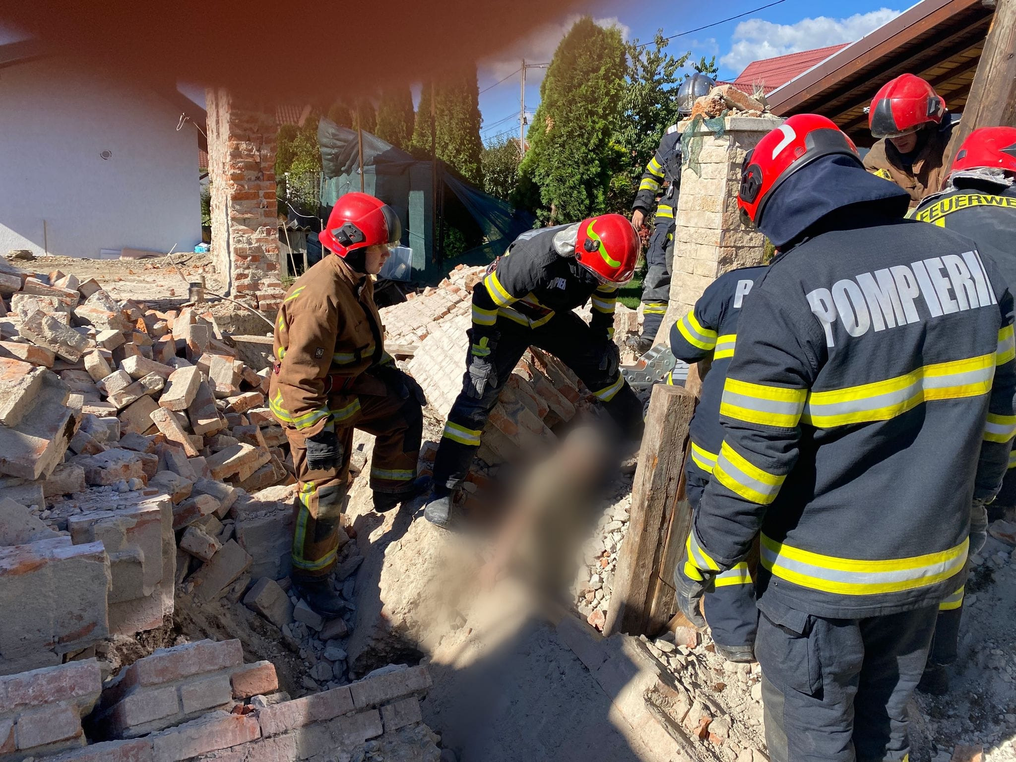 Peretele unei case din C&acirc;mpina a căzut peste doi bărbaţi. Una dintre victime a fost acoperită complet de dăr&acirc;mături