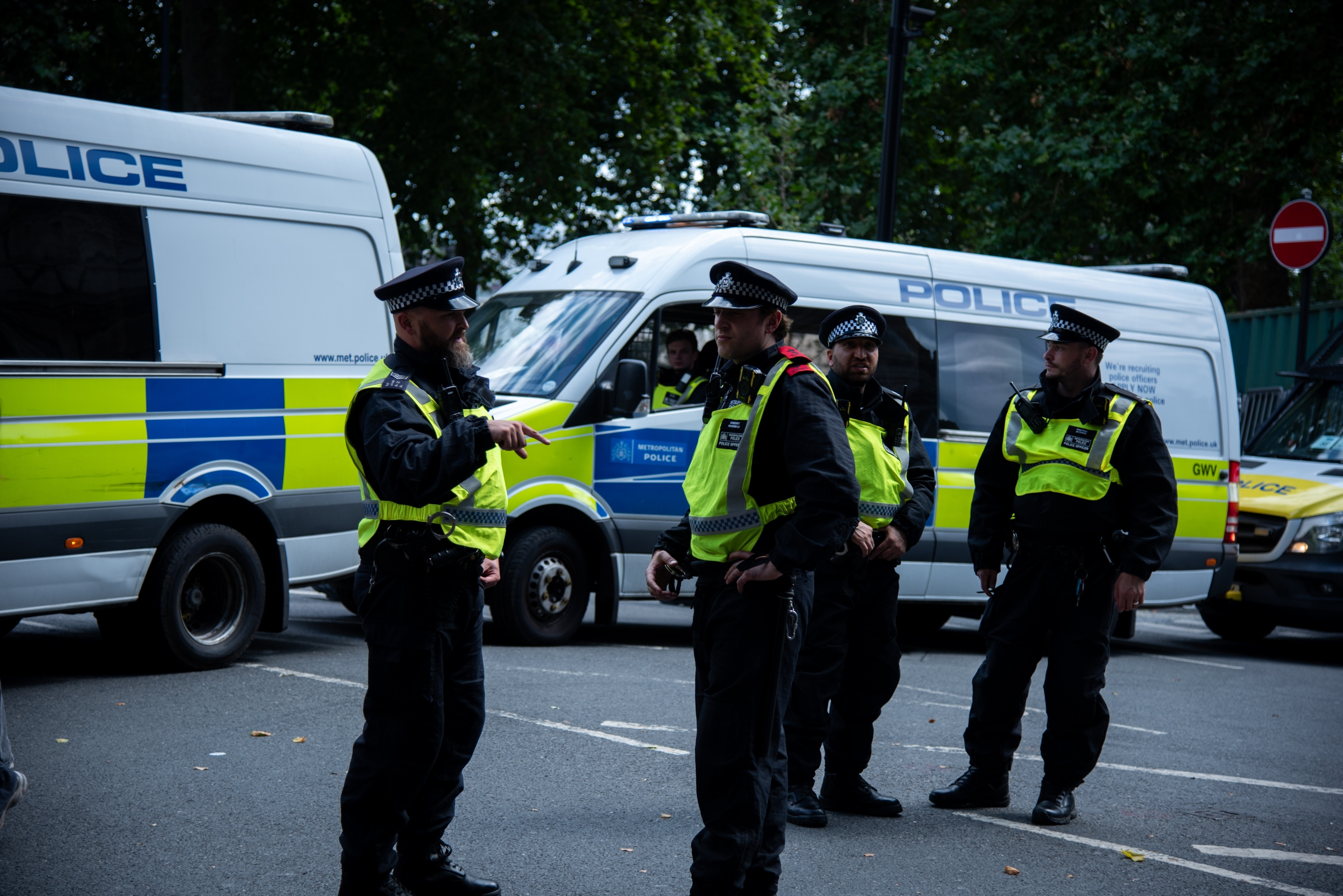 Poliția britanică a arestat trei suspecți de spionaj pentru Rusia. Kremlinul neagă acuzațiile și respinge orice vină