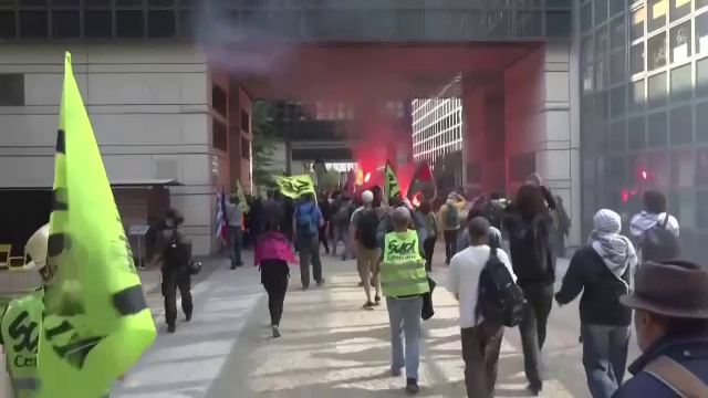 Aproape 900.000 de francezi nervoși pe reducerile bugetare au blocat toată țara. „Am fi proști să ne oprim acum”