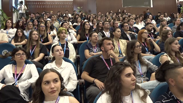 Discuție online între ministrul Educației și tineri despre burse și transport gratuit. Reacția studenților la final