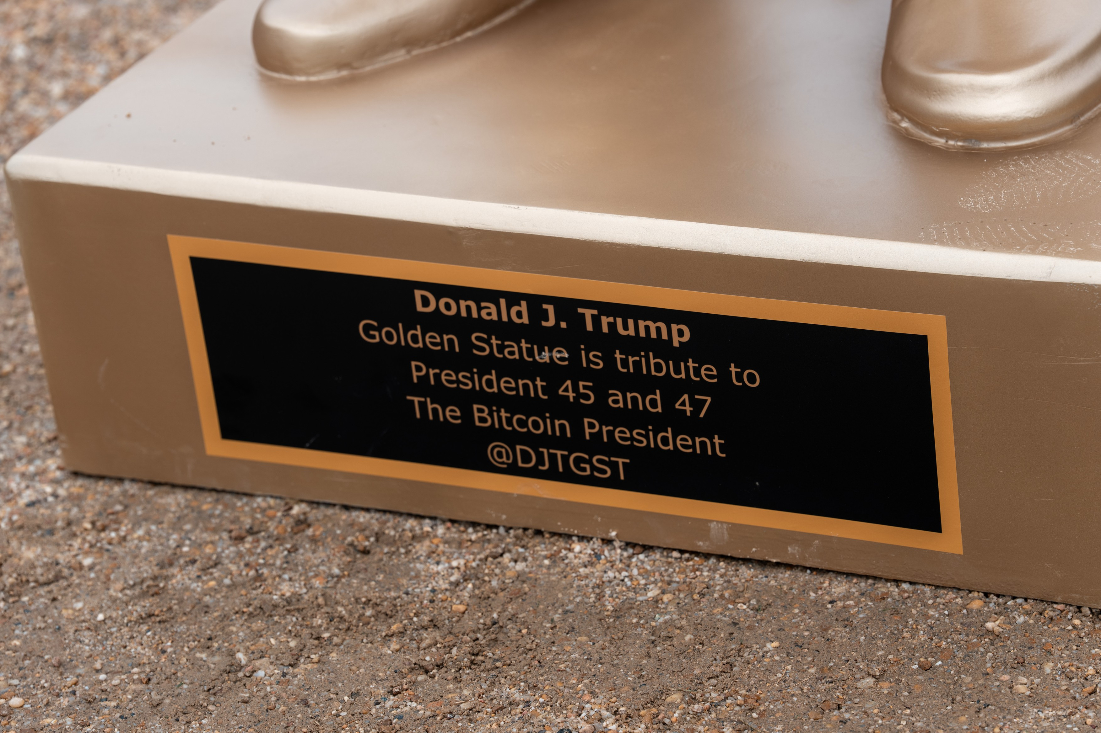 O statuie aurie cu Trump de aproape 4 metri, ținând în mână un Bitcoin, a apărut în fața Capitoliului. Ce semnifică
