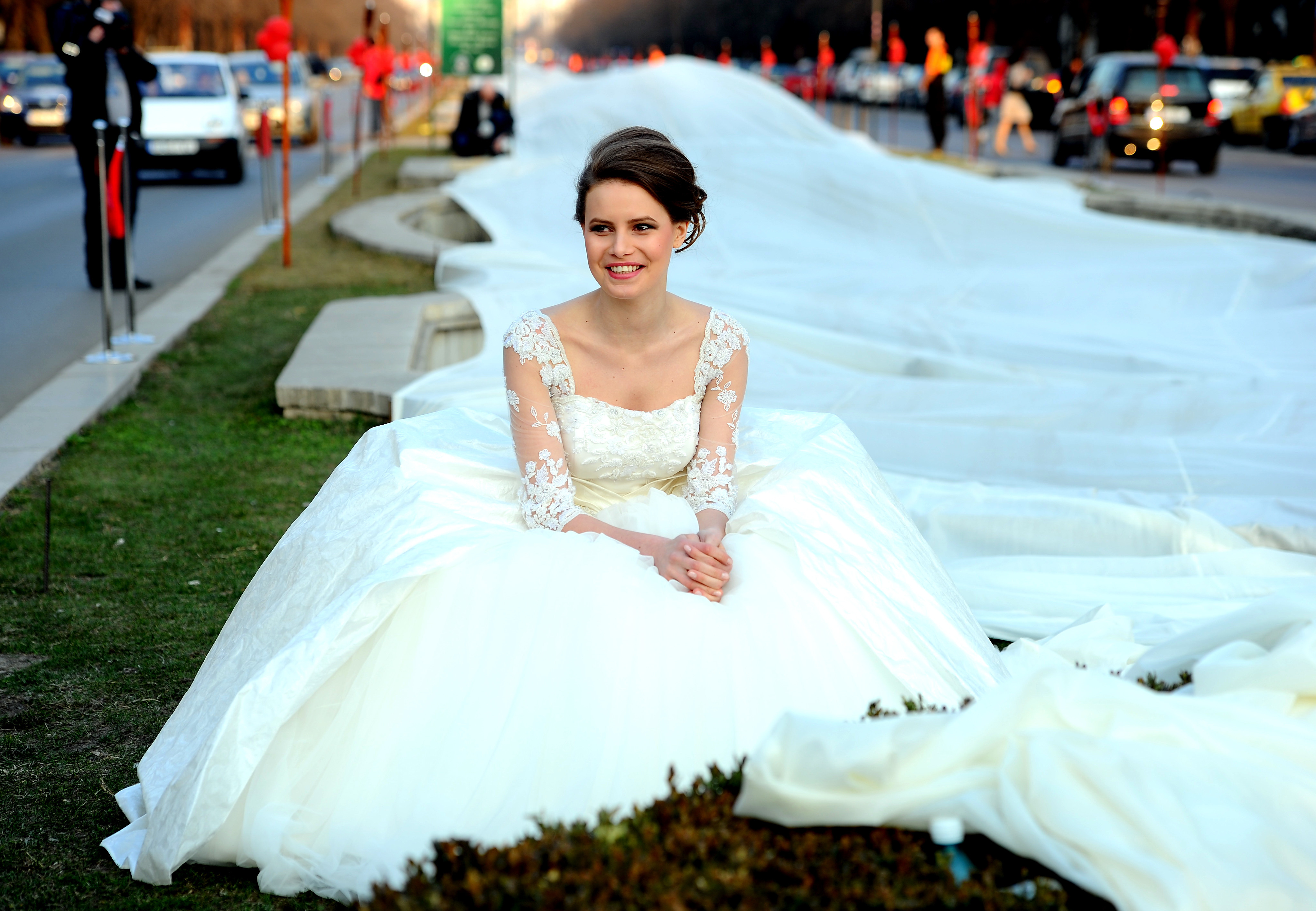 Cum arată cea mai spectaculoasă rochie de mireasă din lume. Are o trenă de 2,8 kilometri și a fost creată în România