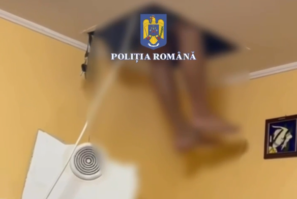 Un bărbat căutat de Poliția Capitalei s-a ascuns într-o gaură din tavan, când au venit mascații să-l ridice. VIDEO