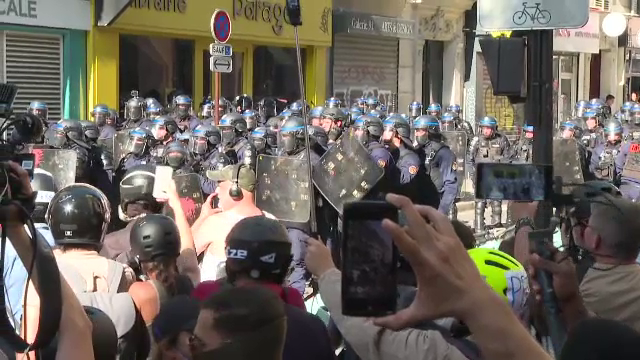 Premierul francez a convocat discuții cu sindicatele, după violențele care au paralizat țara