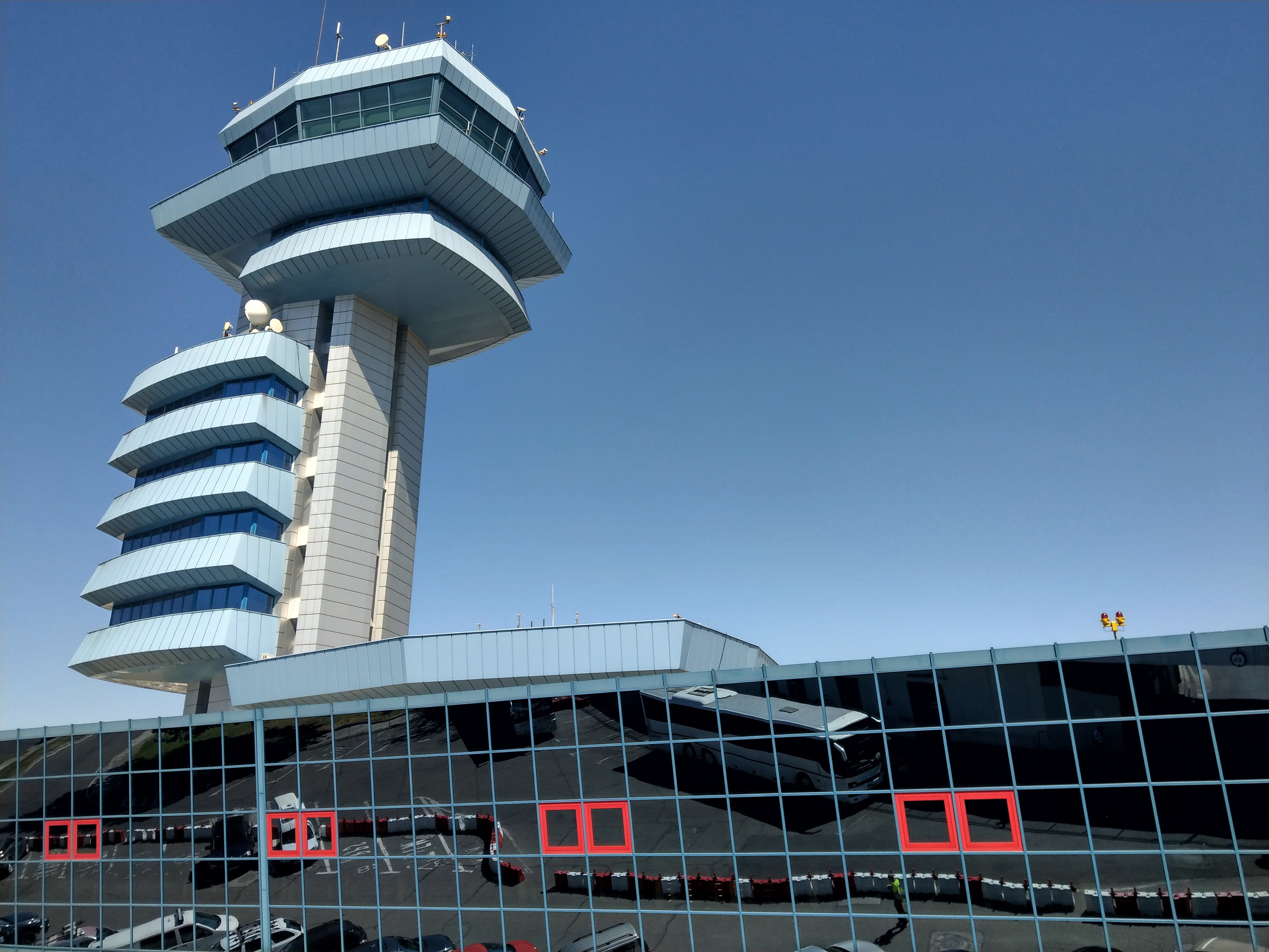 Dronă semnalată la Aeroportul Otopeni: aterizările, suspendate temporar. Incident investigat de autorități