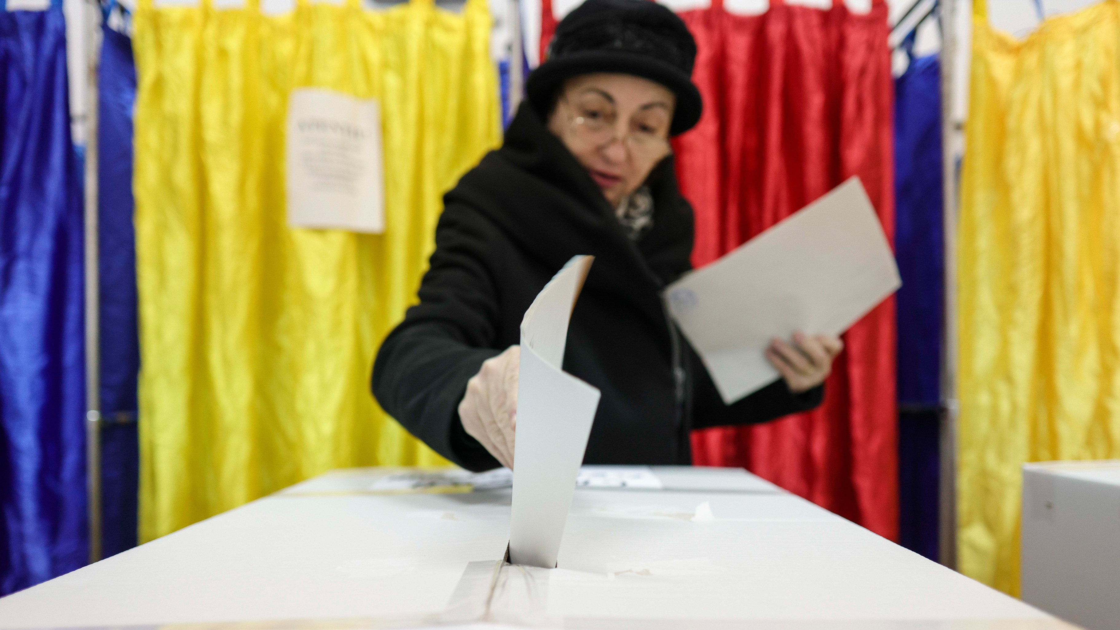 Sondaj: AUR rămâne pe primul loc, dar partidele din coaliție adună 50% din voturi. Două formațiuni nu mai intră în Parlament