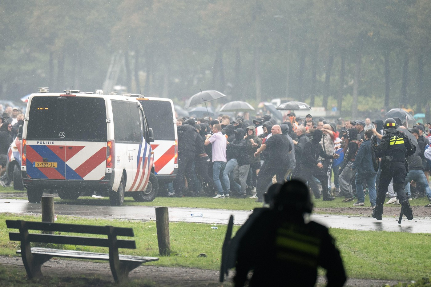 Poliţia olandeză a folosit un tun cu apă împotriva unor protestatari anti-imigraţie. GALERIE FOTO & VIDEO