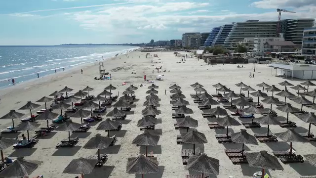 Turiștii profită de ultimul weekend cald de pe litoral. Prețurile au scăzut, iar plajele sunt mai liniștite. „E ok, relaxant”