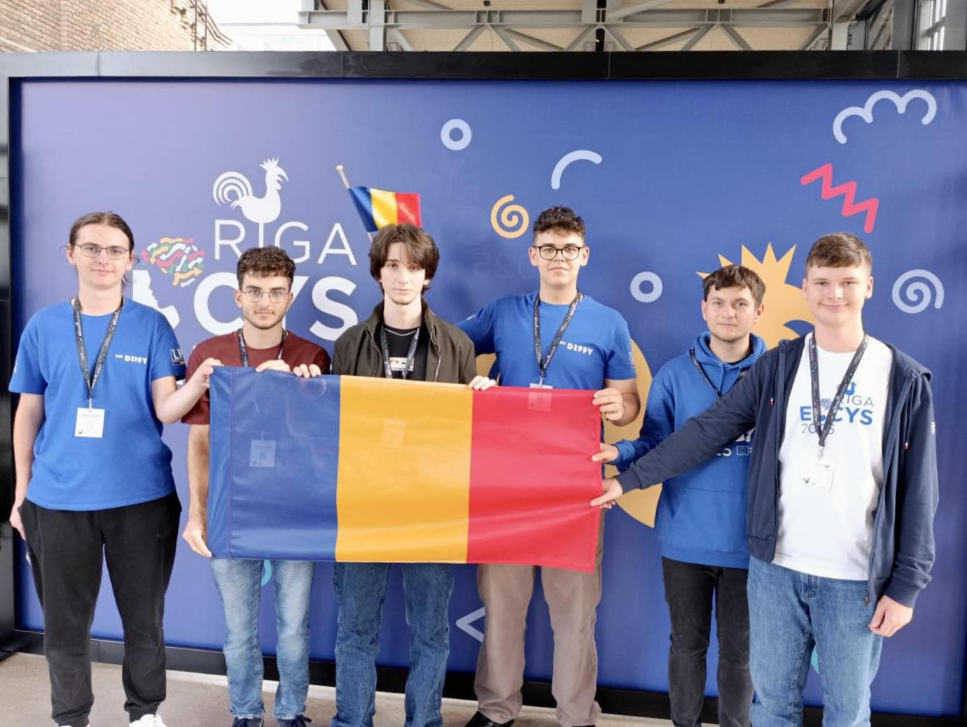 Elevi români au primit premii speciale la concursul european al tinerilor oameni de știință de la Riga