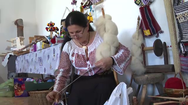 Tradiția meșteșugului merge mai departe în Arcani. Zeci de copii și adulți învață să țese și să toarcă lână