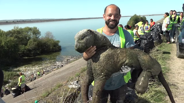 Voluntarii au strâns 300 de saci cu gunoaie de pe malul unui lac de acumulare din Bihor. „Să dăm exemplu și copiilor noștri”