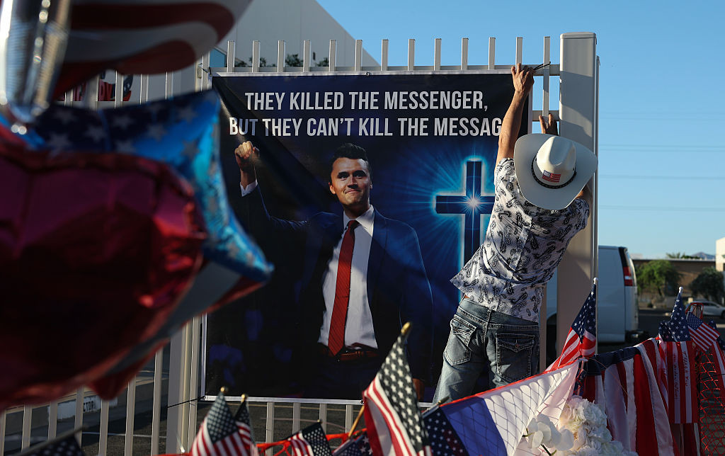 Ceremonie în memoria lui Charlie Kirk, organizată pe un stadion din Arizona. Donald Trump și JD Vance, printre participanți