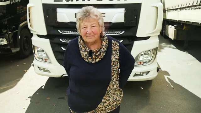Cea mai în vârstă șoferiță de camion, o taximetristă devenită tiristă. Bunica Rosi ajunge acasă o dată pe săptămână