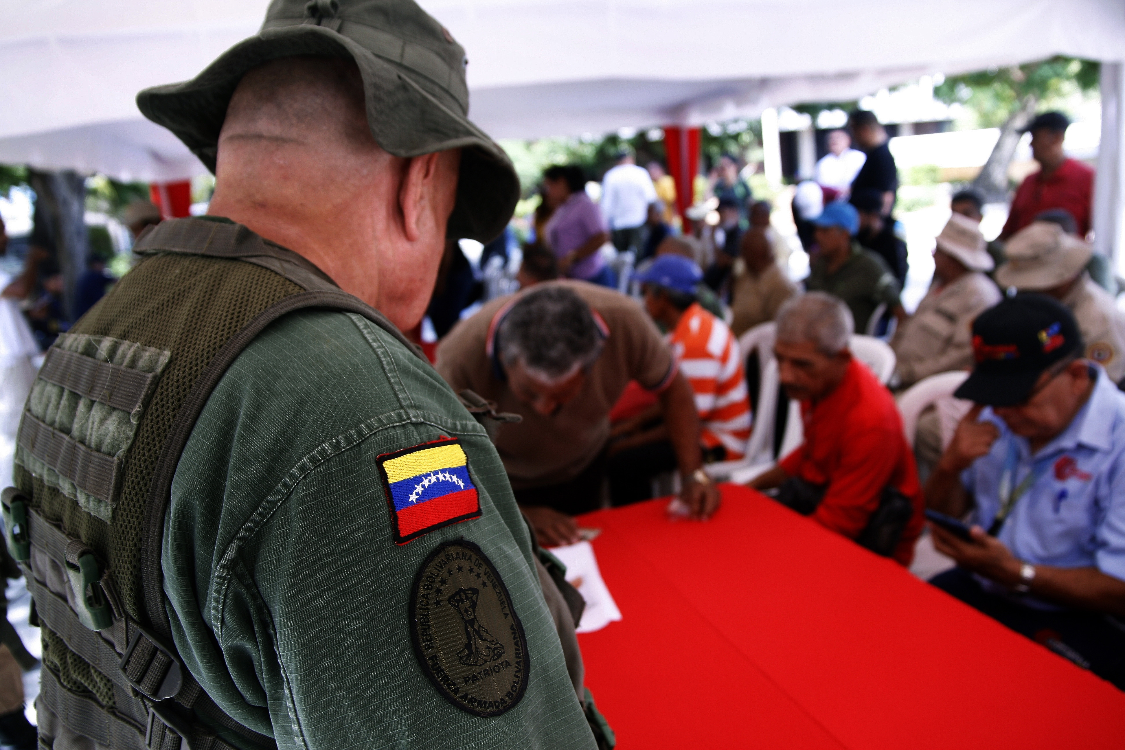 Maduro antrenează civili pentru a purta arme. Venezuela se pregătește de un posibil conflict cu SUA