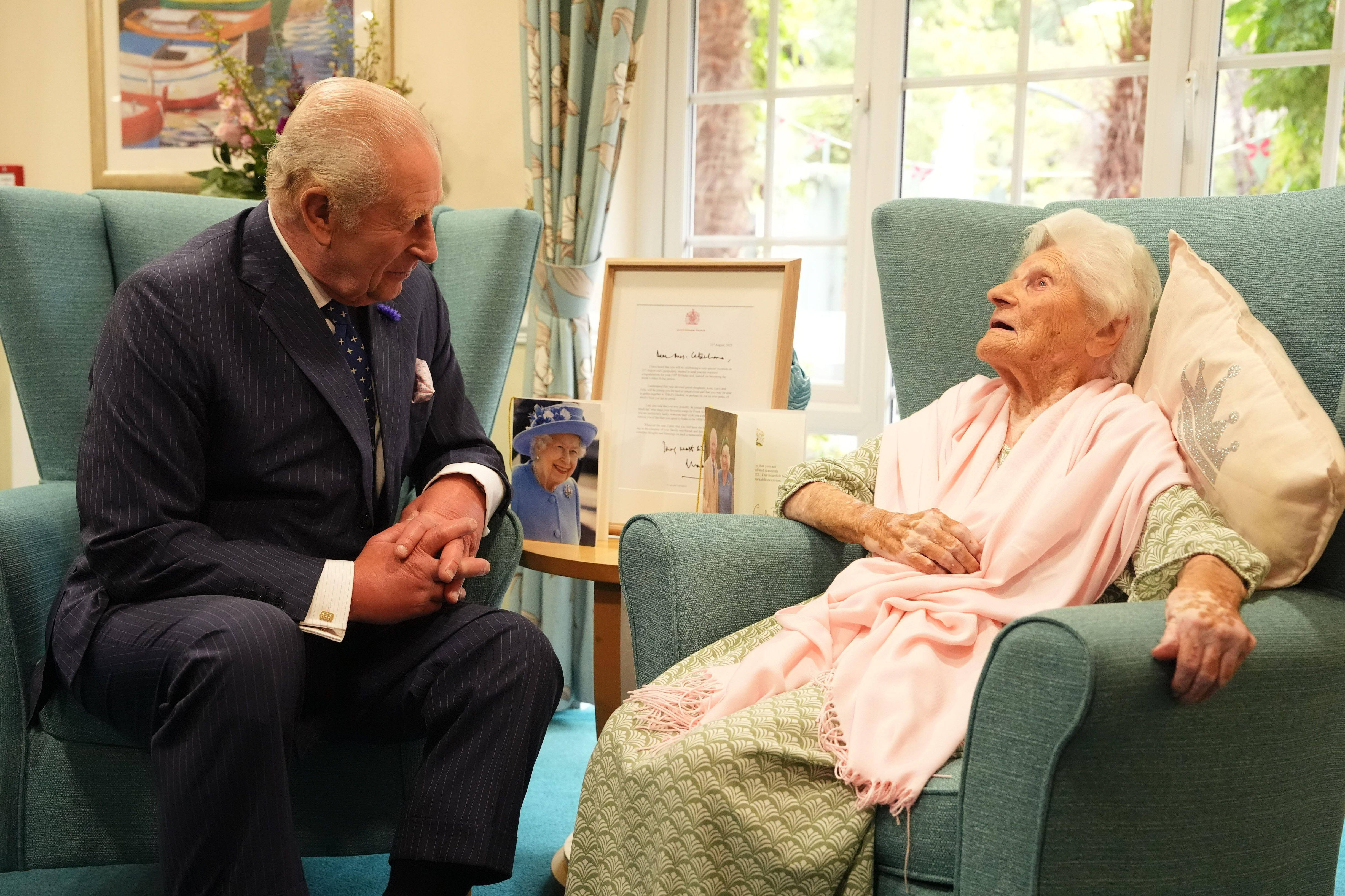 Regele Charles, în vizită la cea mai vârstnică persoană din lume. Ce i-a spus femeia de 116 ani