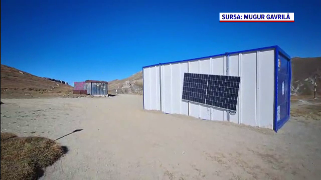 Refugiul montat aproape de Vârful Omu a fost răsturnat de vânt. Rafalele au depășit 100 km/h. Reacția unui ghid montan