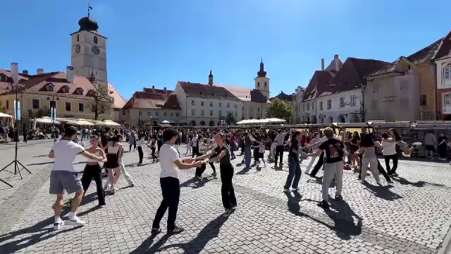 Sibiul a devenit orașul bicicletelor și pietonilor, de Săptămâna Mobilității. Piața Mică, transformată într-o „sală de bal”
