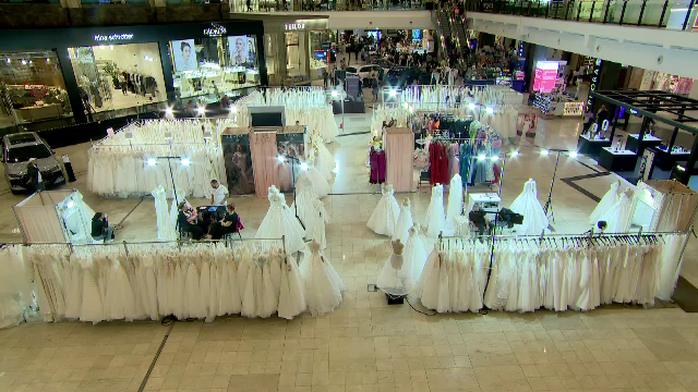 Târgul de nunți din Iași, luat cu asalt de tinerii care urmează să se căsătorească. Prețuri reduse pentru viitoarele mirese