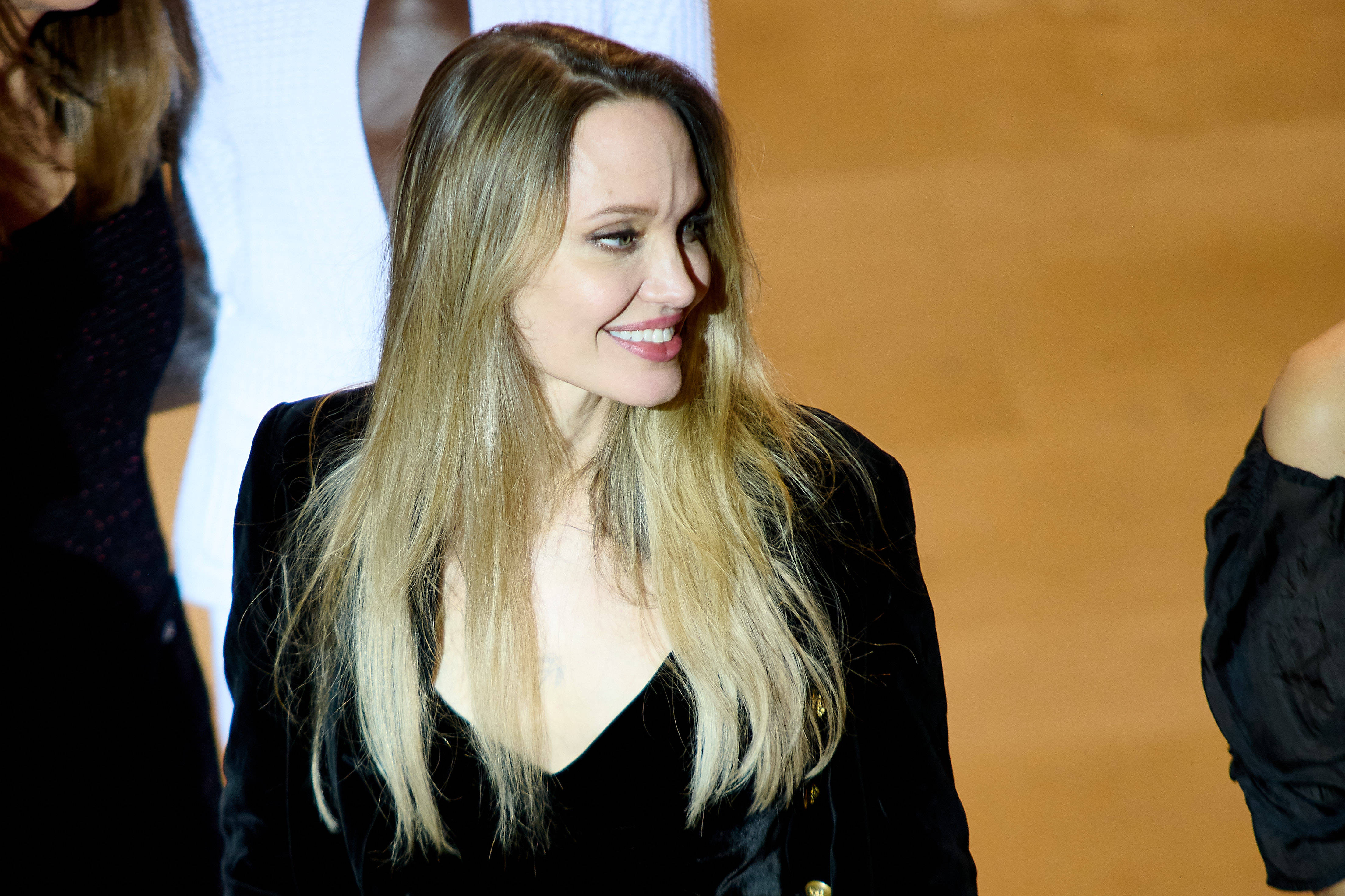 Angelina Jolie, vizită surpriză la Herson. Celebra actriță a vizitat un spital și o maternitate din orașul ucrainean. FOTO