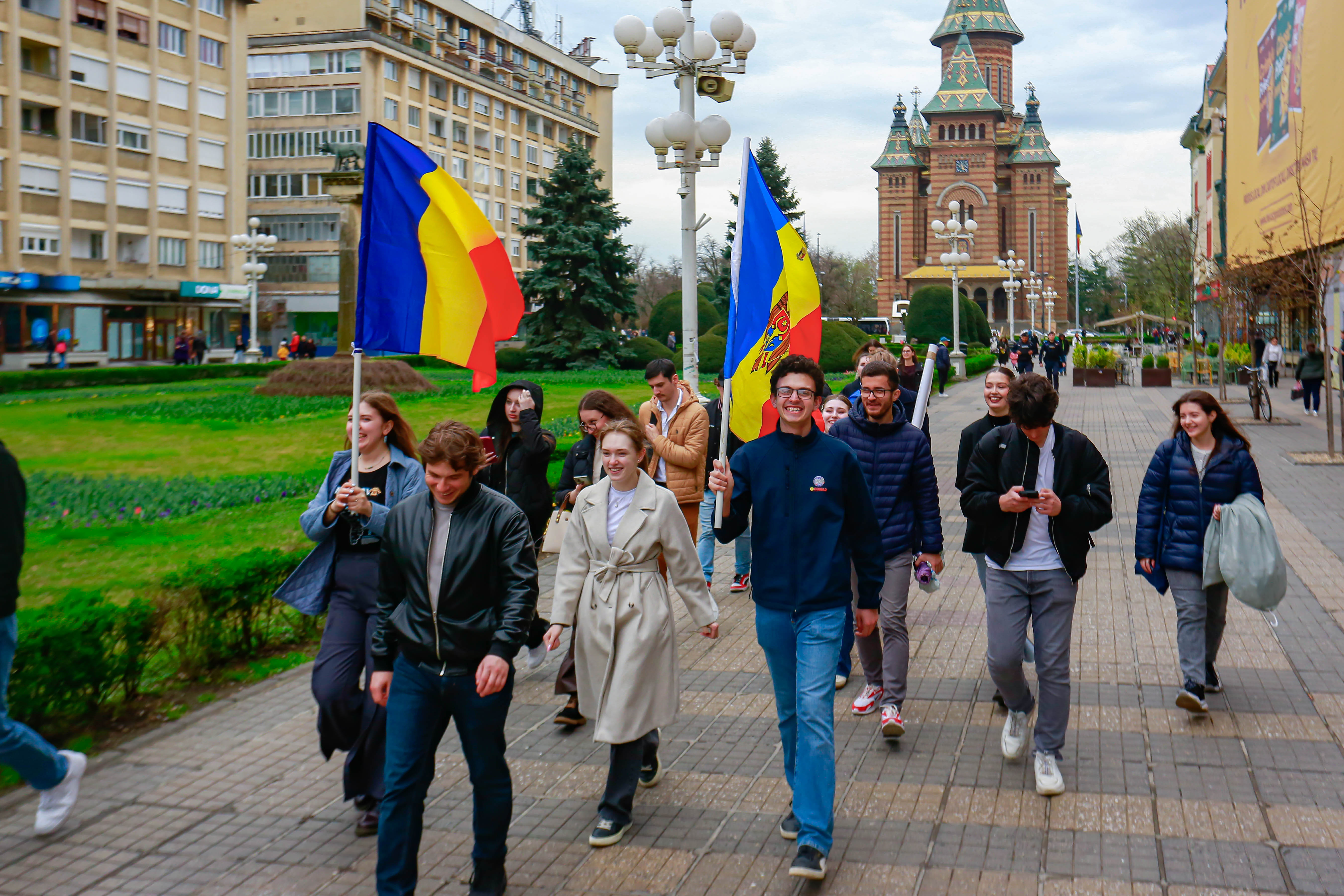 Marș pașnic al studenților moldoveni din Timișoara, în ziua alegerilor din R. Moldova. „Moment decisiv pentru viitorul țării”