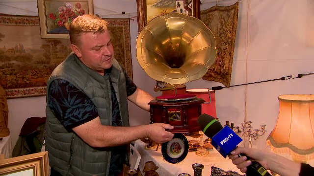 Târgul de vechituri din Iași a adunat mii de vizitatori în weekend. Oamenii au descoperit obiecte cu povești din trecut