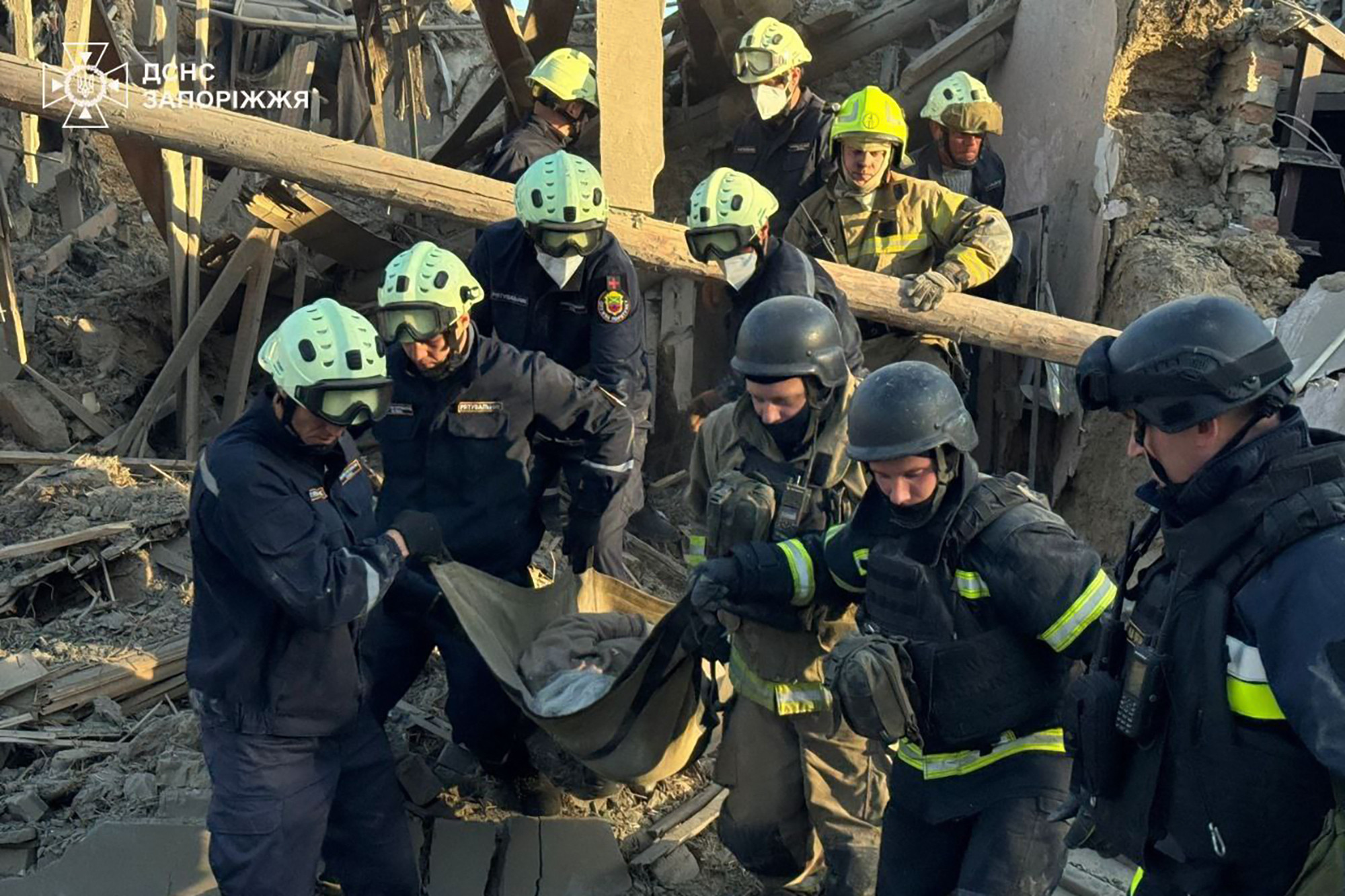 Bombardament rus la Zaporojie, soldat cu trei morți și doi răniți. Corpul unei femei a fost scos dintre dărâmături