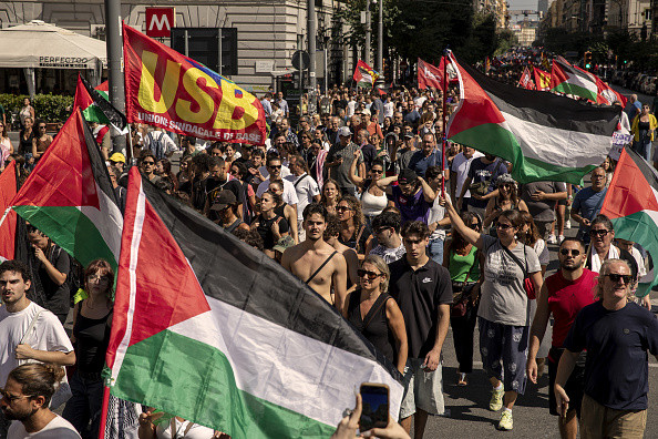 Zeci de mii de persoane au protestat în Italia față de genocidul din Fâşia Gaza. „Să blocăm totul!". GALERIE FOTO