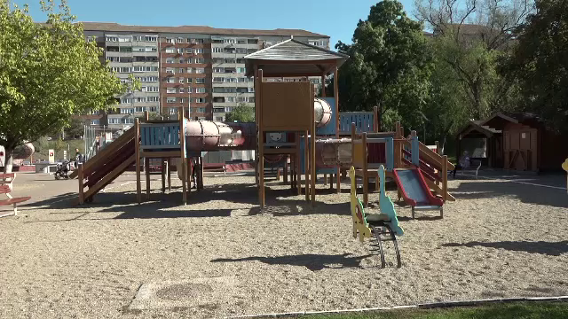 Un băiat de 8 ani a fost atacat într-un parc din Oradea de un adolescent cu cagulă pe cap. Ar fi fost o provocare online