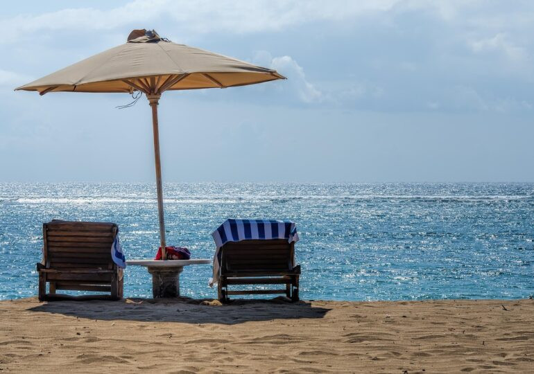 Bolojan cere tăieri, dar angajații primăriilor continuă formarea profesională în hoteluri de lux, la mare și la munte