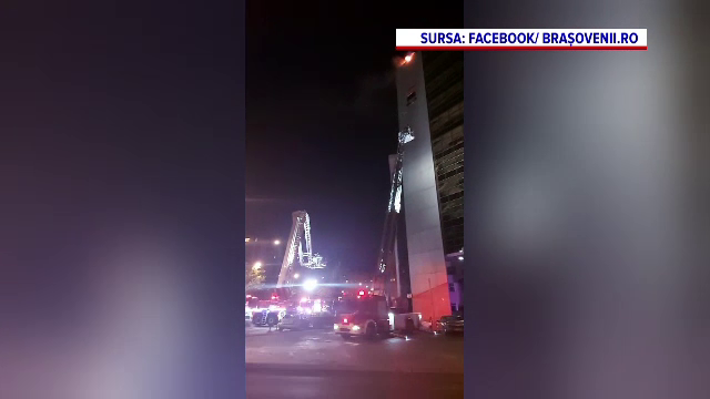 Incendiu în centrul Brașovului. Acoperișul unei clădiri de birouri a luat foc, pompierii au intervenit cu zece autospeciale