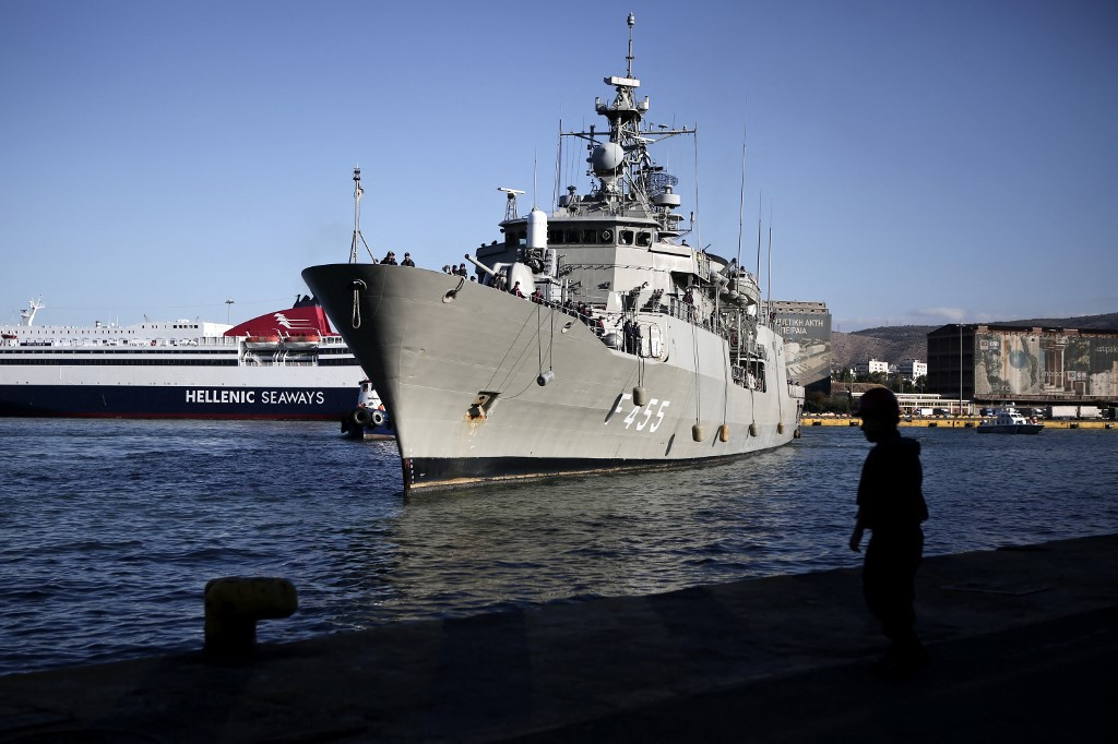 Doi români, arestați pentru spionaj în Grecia. Au fotografiat cea mai mare o bază navală a marinei elene, lângă Atena