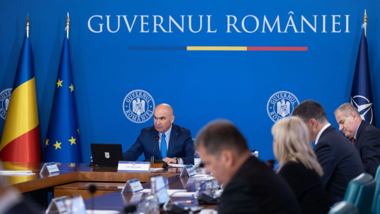 Guvernul Bolojan respinge speculațiile privind discuții cu ambasadoarea SUA Kimberly Guilfoyle