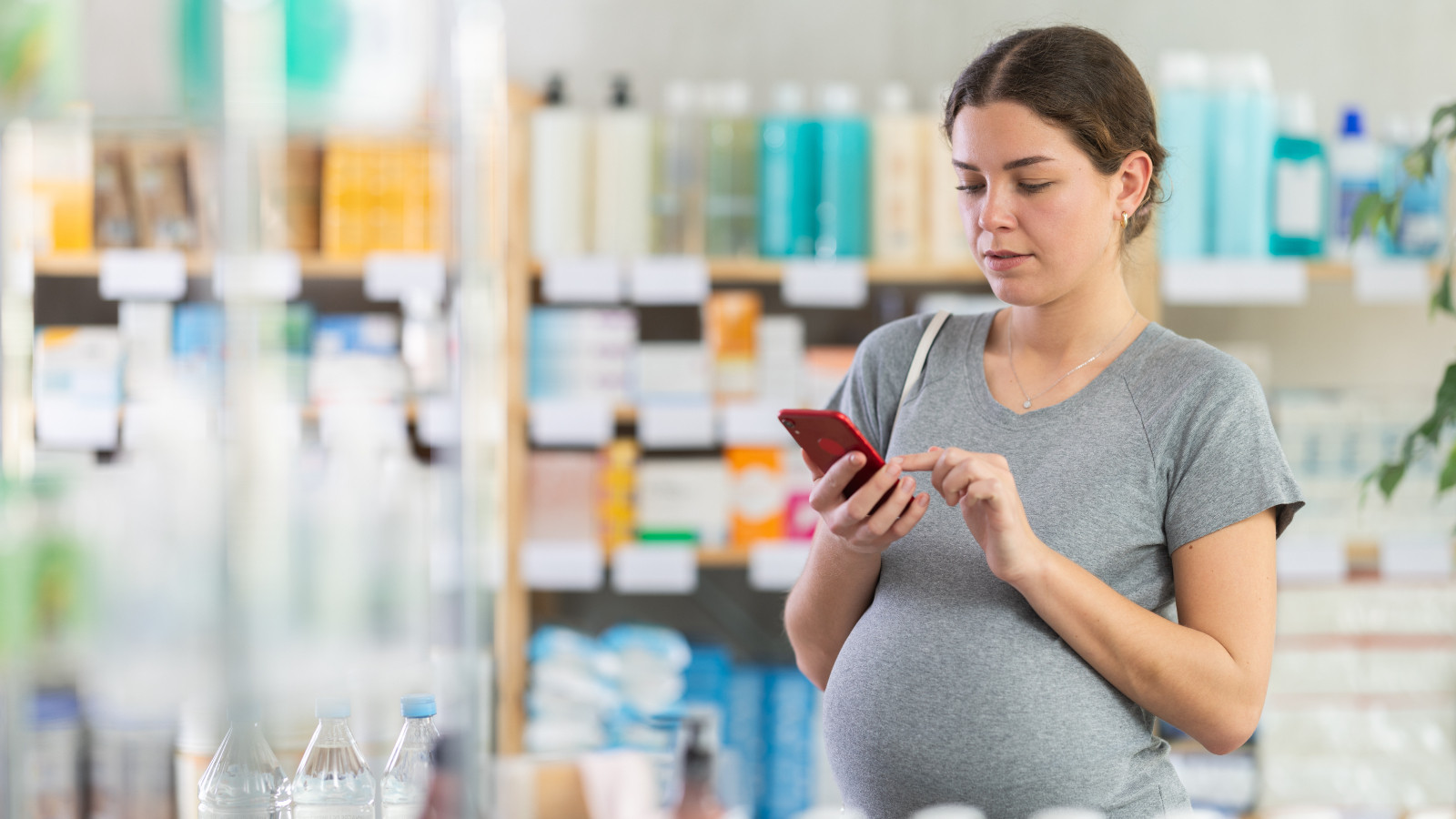 Ce scrie în prospectul paracetamolului vândut în România. Singura indicație pentru femeile însărcinate