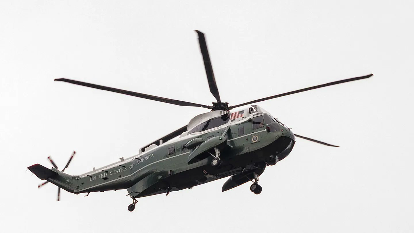 Un bărbat a fost arestat în apropierea Casei Albe pentru că a îndreptat un laser spre elicopterul lui Trump