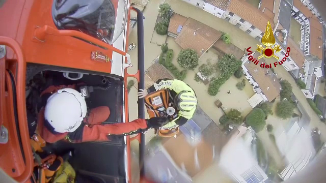 Inundații devastatoare în nordul Italiei. O mamă și bebelușul ei au fost salvați cu elicopterul din casa cuprinsă de ape