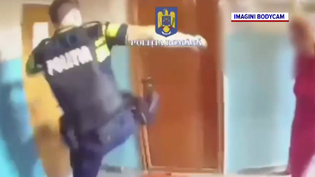 Femeie blocată într-un apartament în flăcări, salvată de polițiști în București. Video cu operațiunea