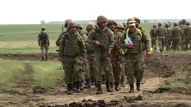 Tinerii români vor putea fi militari voluntari. La finalul stagiului de 4 luni, dacă rezistă, vor fi plătiți cu 27.000 lei